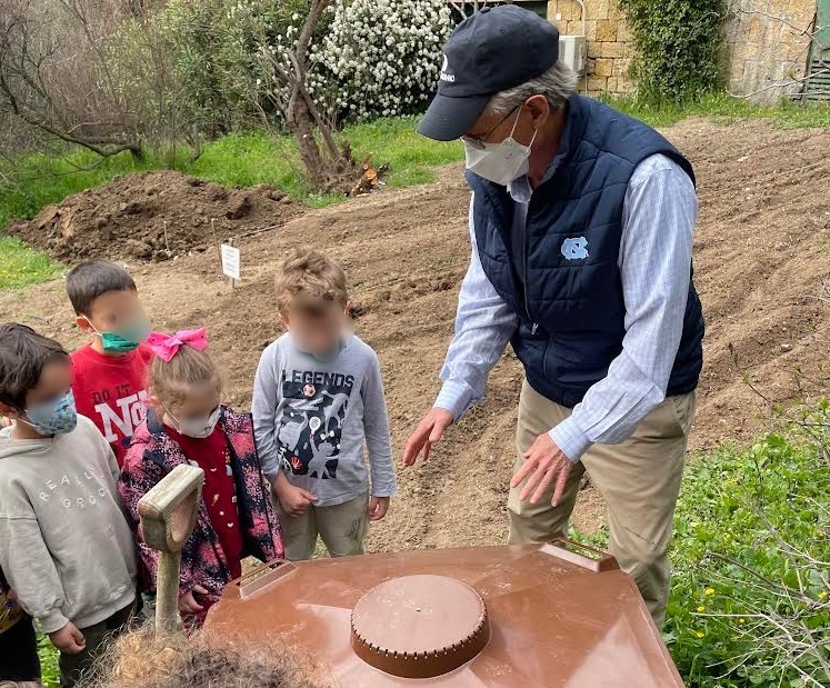 Continuant en tant que président de l’American School of Agriculture, le Dr.  Jeff Lansdale